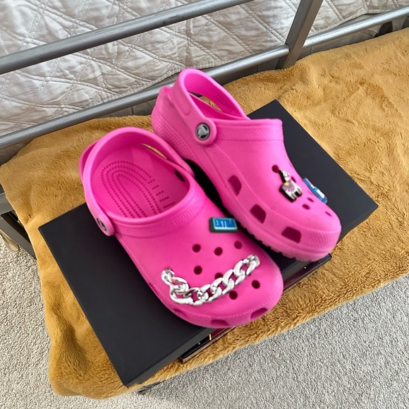 Crocs Women’s Bubble Gun Pink PLUS 4 FREE Charms INCLUDED M/5 - W/7 - Picture 2 of 11